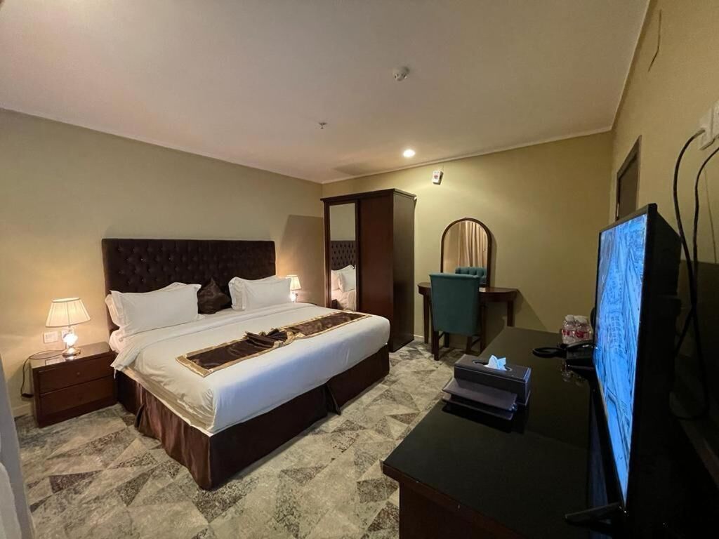 Quarto casal básico | Cofres nos quartos, espaço de trabalho para notebook, cortinas blackout