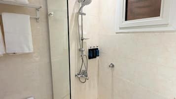 Monolocale Basic, vista mare | Bagno | Doccia, set di cortesia gratuito, asciugacapelli, pantofole