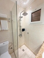 Ducha, artículos de tocador gratuitos, secador de pelo, pantuflas