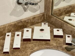 シャワー、バスアメニティ (無料)、ヘアドライヤー、スリッパ