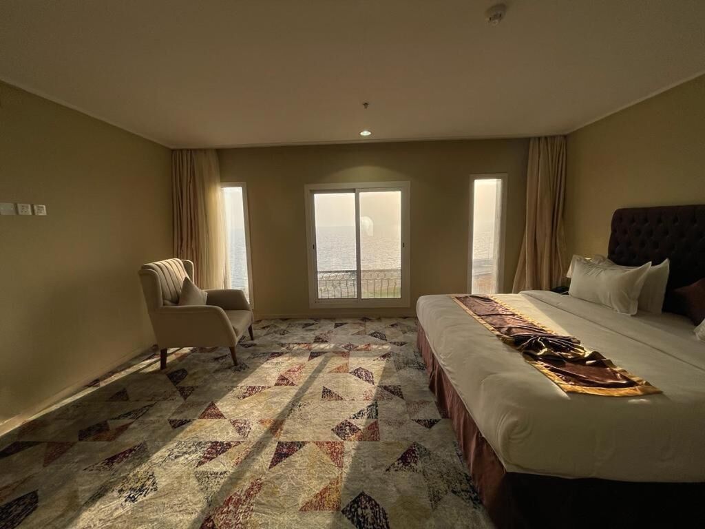 Estúdio básico, vista para o mar | Cofres nos quartos, espaço de trabalho para notebook, cortinas blackout