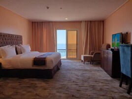 Basic Studio, Sea View | In-room safe, laptop workspace, blackout drapes, iron/ironing board