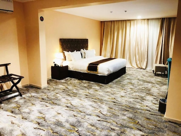 Estúdio básico, vista para o mar | Cofres nos quartos, espaço de trabalho para notebook, cortinas blackout