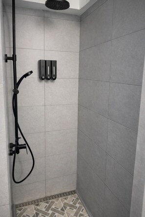Dusche, Handtücher, Seife, Toilettenpapier