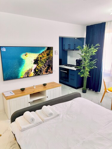 Elena's Studio Central - Confort & Home Cinema