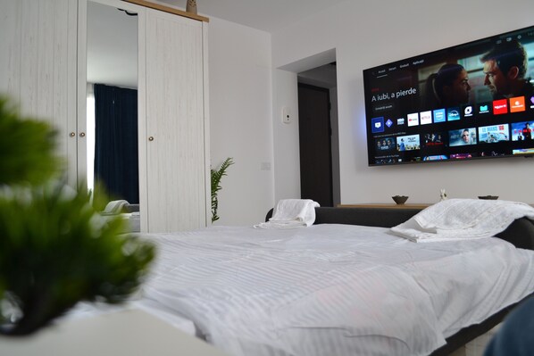 Tabla de planchar con plancha, wifi, ropa de cama