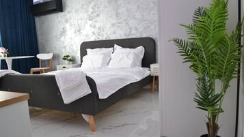 Tabla de planchar con plancha, wifi, ropa de cama