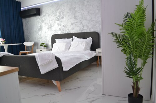 Cozy 1-bedroom apartment in tranquil Pitești with AC