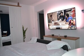 Tabla de planchar con plancha, wifi, ropa de cama