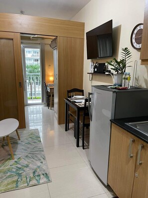 Dining - Shell Residences MOA 4th C 1BR w/ Balcony pool view (Pasay City)