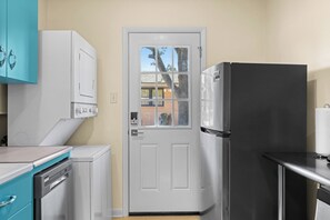 Microwave, oven, stovetop, dishwasher - Furnished Monthly Stay near Texas A&M University and Midtown Bryan. (Bryan)