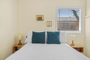 2 bedrooms, iron/ironing board, WiFi, bed sheets - Furnished Monthly Stay near Texas A&M University and Midtown Bryan. (Bryan)