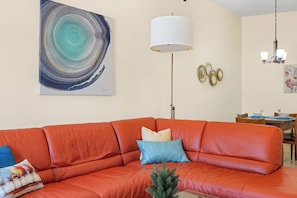 Smart TV, books - Cozy Quiet 2-bedroom Home. Quick access to Rellis, Legends Events, Kyle Field. (Bryan)