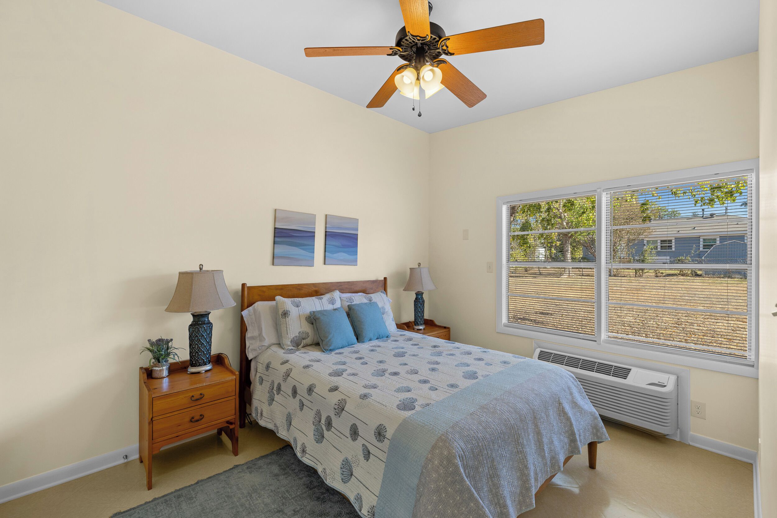 Een strijkplank/strijkijzer, wifi, beddengoed