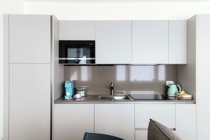 Fridge, microwave, coffee grinder, dining tables - Suite Magnolia-Stay in the heart of Como (Como)