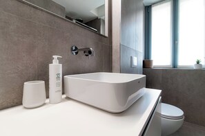Hair dryer, soap, shampoo, toilet paper - Suite Magnolia-Stay in the heart of Como (Como)