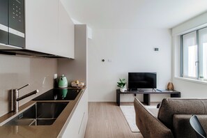 Kühlschrank, Mikrowelle, Kaffeemühle, Esstisch