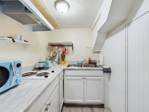 Private kitchen - Cozy 1-bedroom Apartment in serene Fayetteville with BackyardI Minutes from Base (Fayetteville)