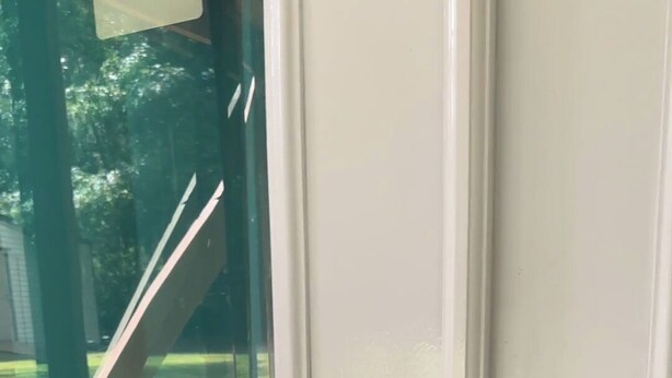 Puerta blanca con cerradura electrónica moderna y cerradura para llave.