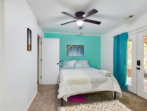 Iron/ironing board, WiFi, bed sheets - Cozy 1-bedroom Apartment in serene Fayetteville with BackyardI Minutes from Base (Fayetteville)