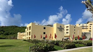 Un hôtel doté d’un toit plat, de plusieurs étages et d’une pelouse bien entretenue.