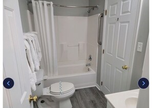 Regadera, tina de hidromasaje, secadora de cabello, toallas 