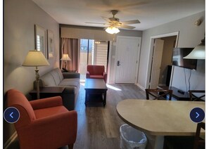 Living area - Cozy 2-bedroom apartment in charming Ocean City with AC (Ocean city)