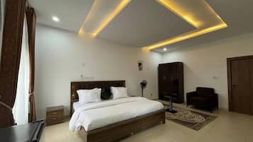 Classic-Zimmer, Balkon, Stadtblick | Schreibtisch, laptopgeeigneter Arbeitsplatz, schallisolierte Zimmer