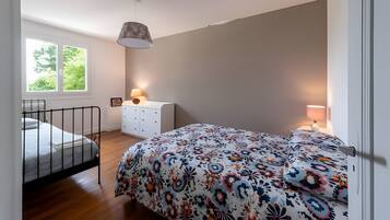 8 bedrooms, internet, bed sheets