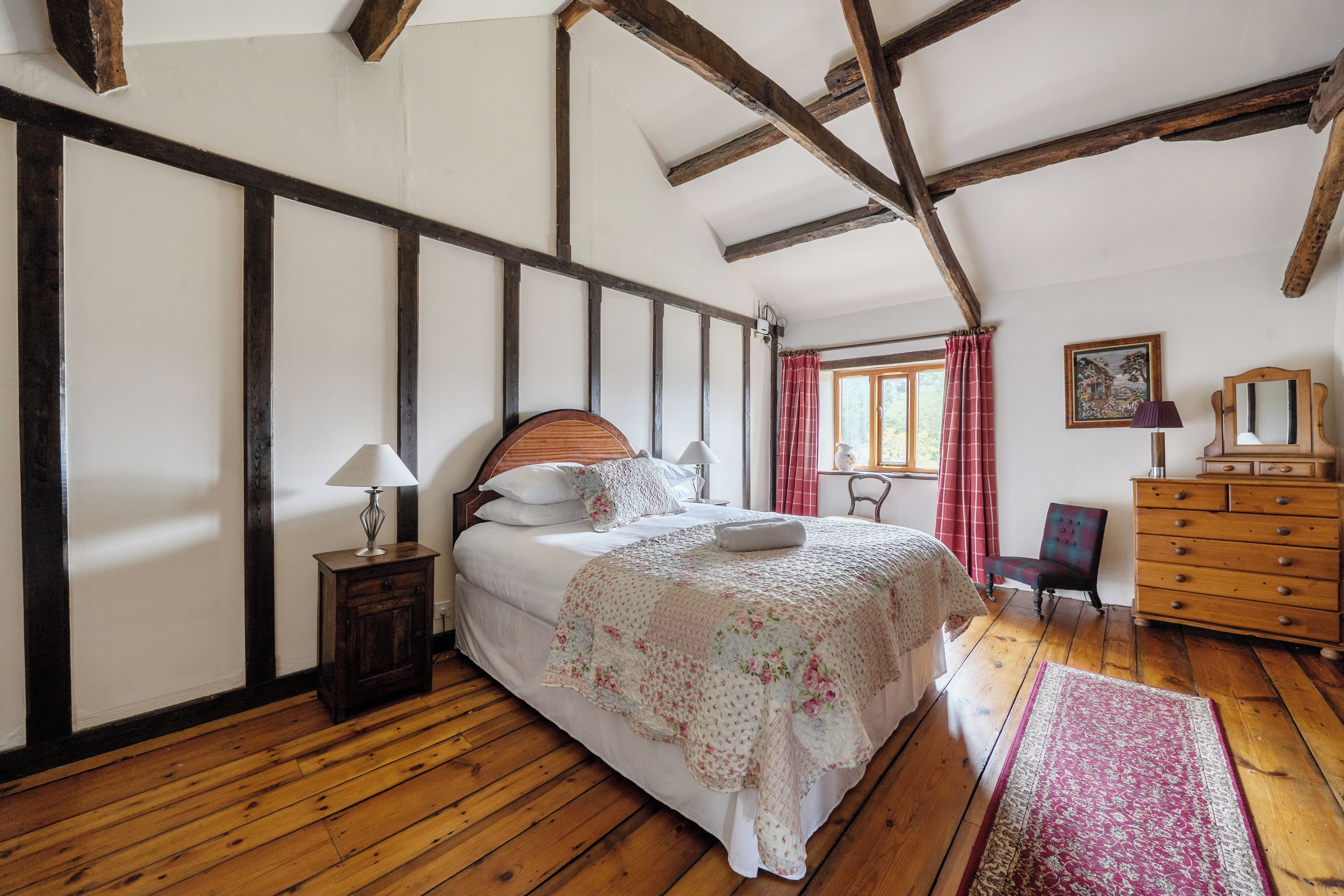 5 bedrooms, iron/ironing board, free WiFi, bed sheets