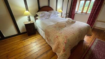 5 bedrooms, iron/ironing board, free WiFi, bed sheets
