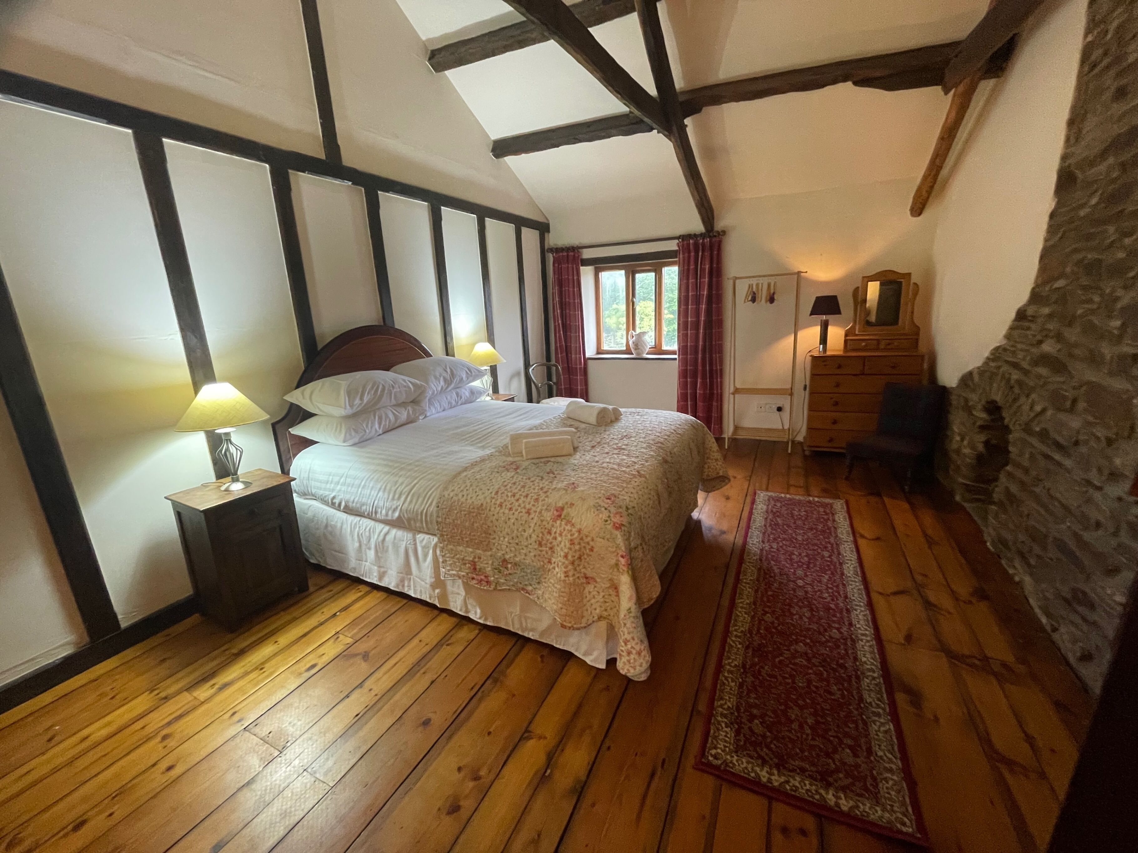 5 bedrooms, iron/ironing board, free WiFi, bed sheets