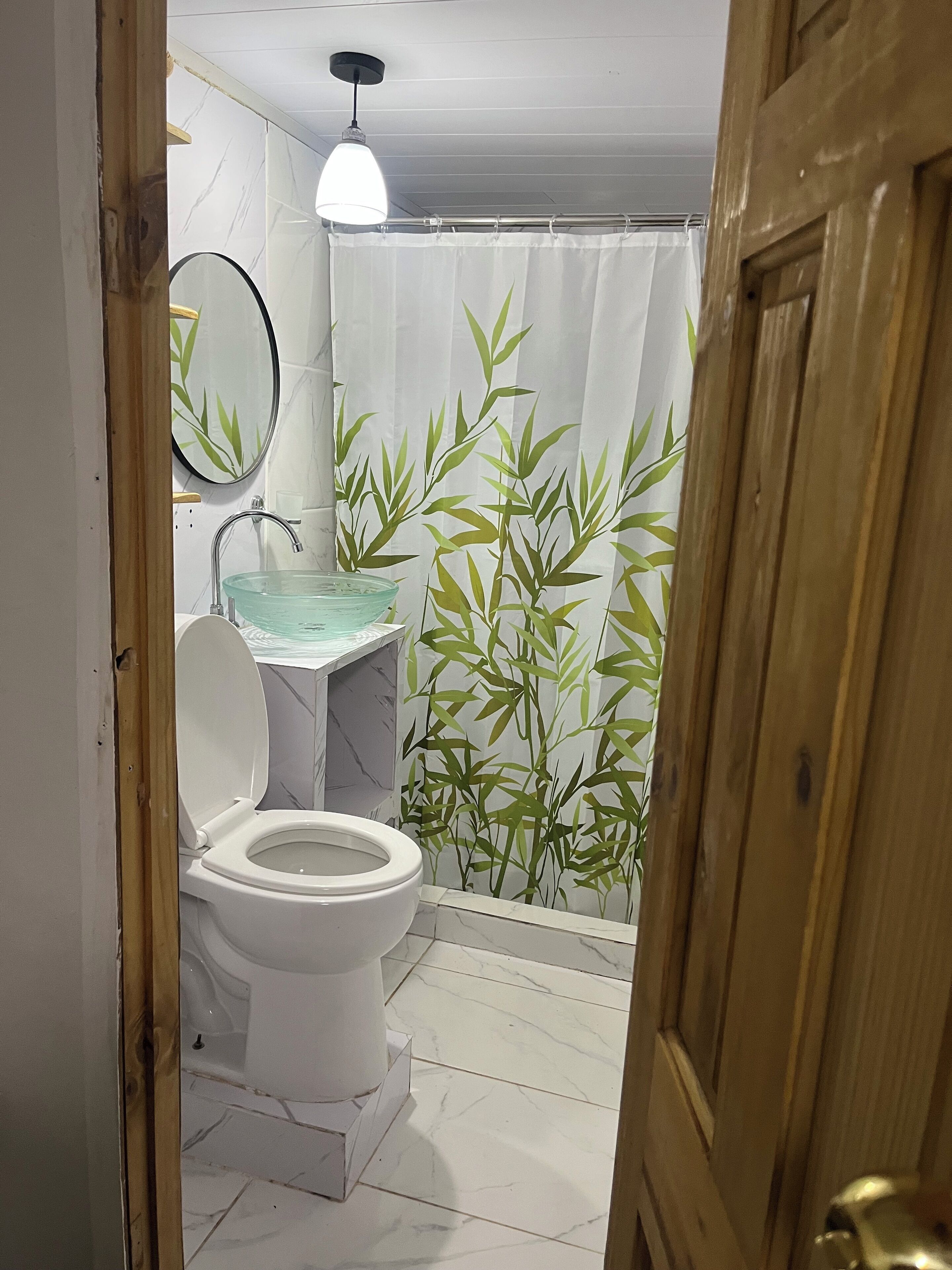 Douche, serviettes fournies, savon, papier toilette