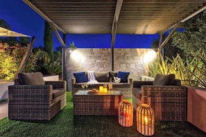 施設の正面 (日没後)