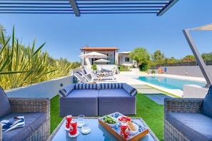 Outdoor dining - Villa Ampelaki (Chania)