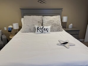 3 bedrooms, desk, iron/ironing board, free WiFi - Private Lake & Retreat Fire Pit + Paddle Boards, Near Cape Cod beaches (Plymouth)