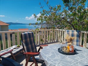 Outdoor dining - Apartments Mia with new whirlpool from 2026 and 7 minutes walk from the beach (Okrug Gornji)