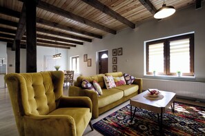 Smart-TV, Tischfußball, Tischtennisplatte, Bücher