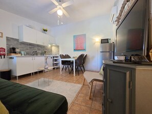 House | Living room - Casita With Spacious Private Garden and Jacuzzi (Cartama)