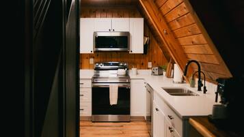 Geladeira, micro-ondas, fogão, cooktop