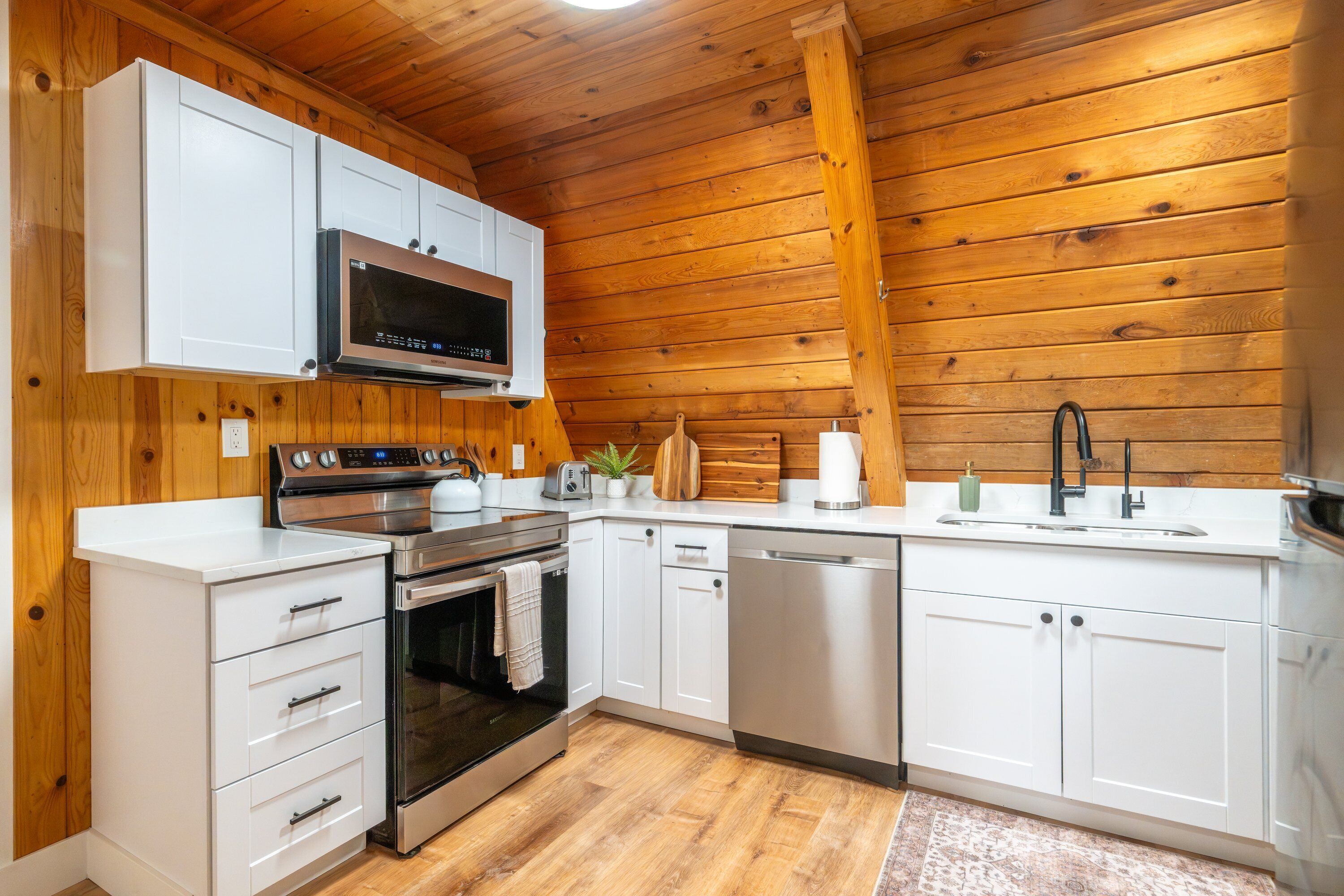 Refrigerador, microondas, horno y parrilla de estufa 