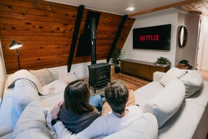 Smart TV, fireplace - King Bed, FREE Hot Cocoa & Espresso Bar, 5 Minutes From Baker (Deming)