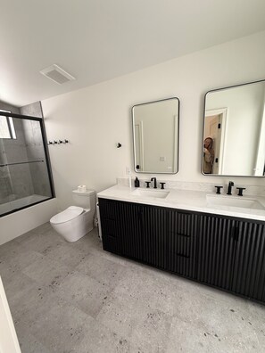 Dusche, Haartrockner, Bidet, Handtücher