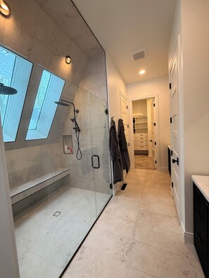 Shower, hair dryer, bidet, towels - Spacious 4-bedroom house in quaint Dowagiac 35 minutes away from Notre Dame (Dowagiac)