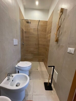 Secador de pelo, bidet, toallas, jabón