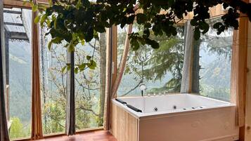 Hårføner, bidé, håndklær og såpe