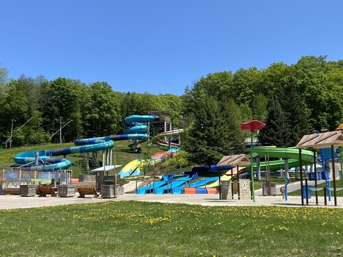 Condo ensoleillé-Ski et Vélo In/Out-Golf-Randonnée