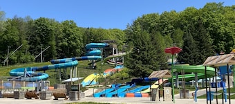 Sunny condo-Skiing and biking in/out-Golf-Hiking