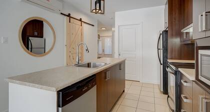 Sunny condo-Skiing and biking in/out-Golf-Hiking