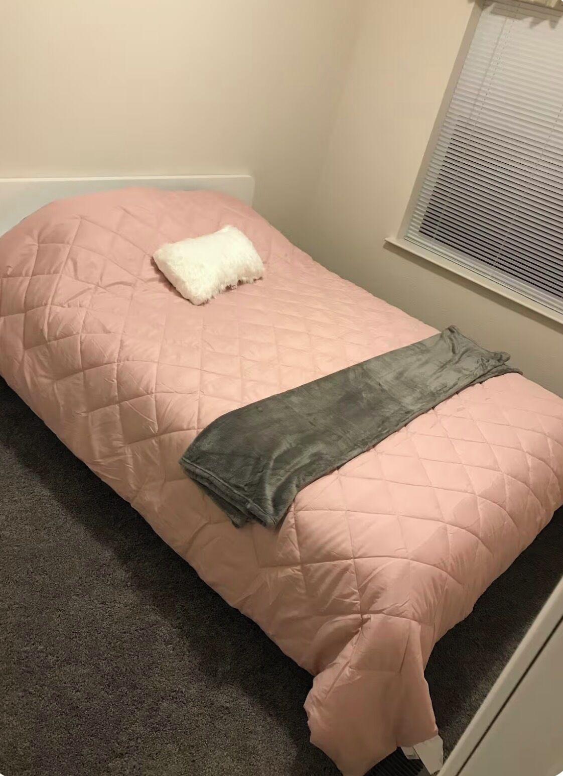 3 quartos, acesso à internet, roupa de cama